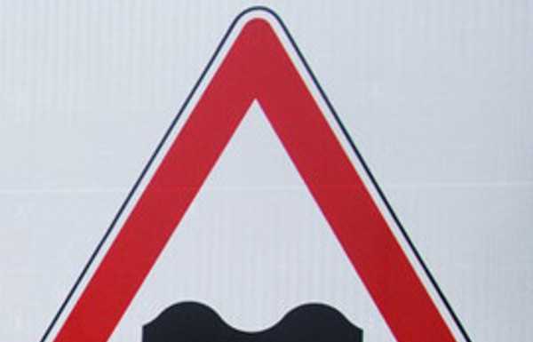 Strada deformata, a Corenno Plinio si viaggia a 30 km/h