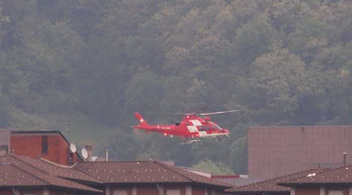 Lecco, elicottero svizzero della Rega atterra all’Ospedale Manzoni