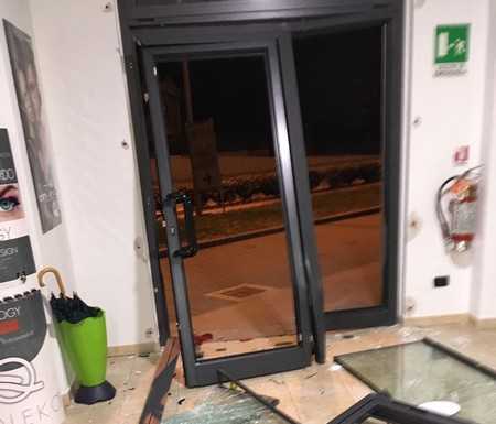 Dolzago, ‘spaccata’ al negozio di ottica. Il terzo furto in due mesi