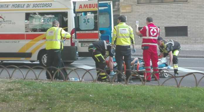 Travolta sulle strisce pedonali in via Dante, soccorsa un’anziana