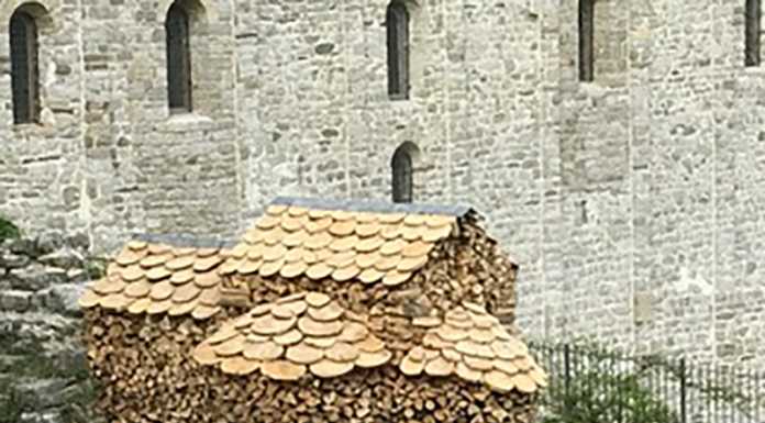 A San Pietro al Monte una catasta di legna diventa un’opera d’arte