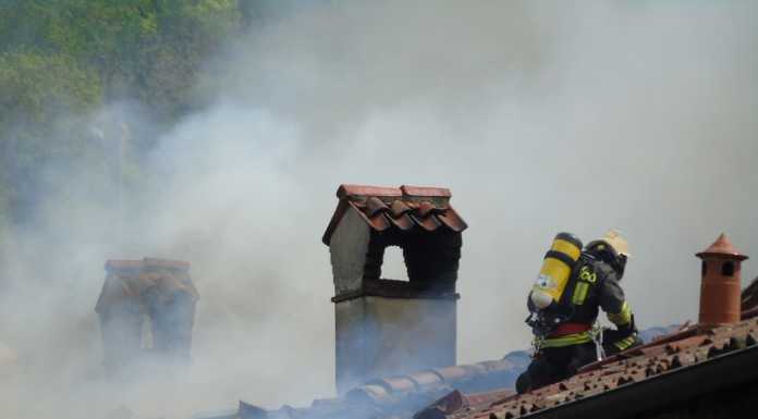 Incendio a Monte Marenzo, in fiamme il tetto di un’abitazione