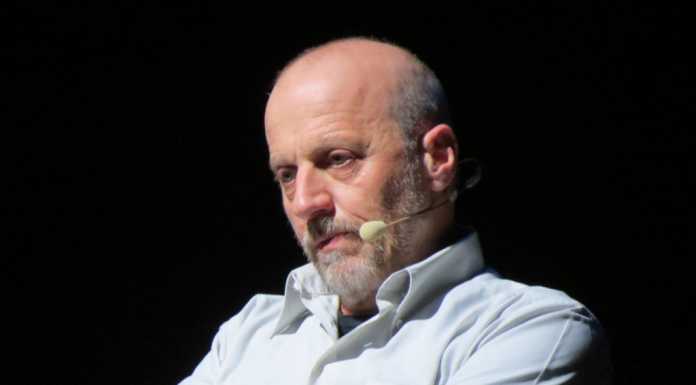 “Numero Primo” di Paolini: spettacolo sperimentale che ha strappato applausi