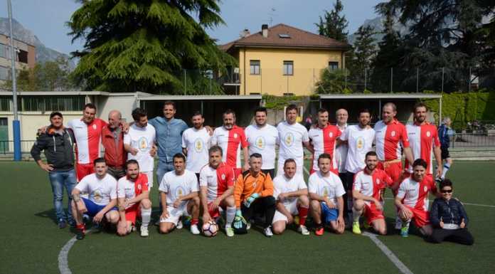 Un ‘calcio’ alle polemiche: pompieri e giostrai insieme in un’amichevole