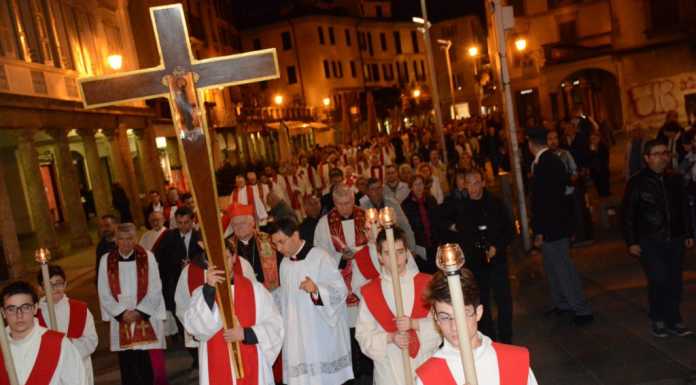 Lecco. Folla di fedeli per la Via Crucis con il Cardinale Scola