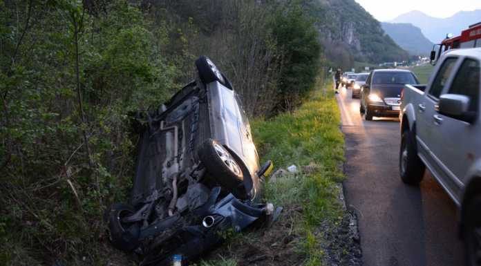Si ribalta in auto sulla strada di Balisio: spavento per un giovane