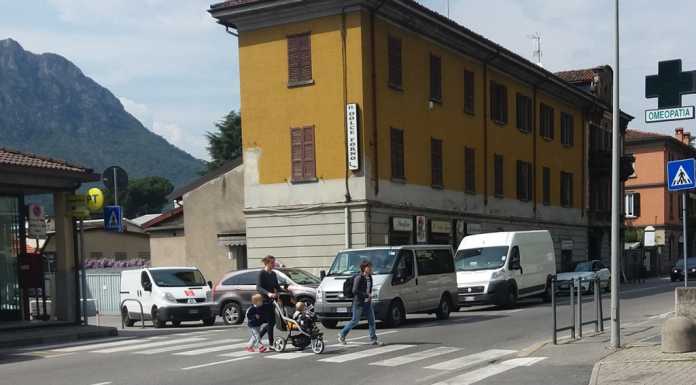 Maggianico. “Quell’attraversamento pedonale è pericoloso”