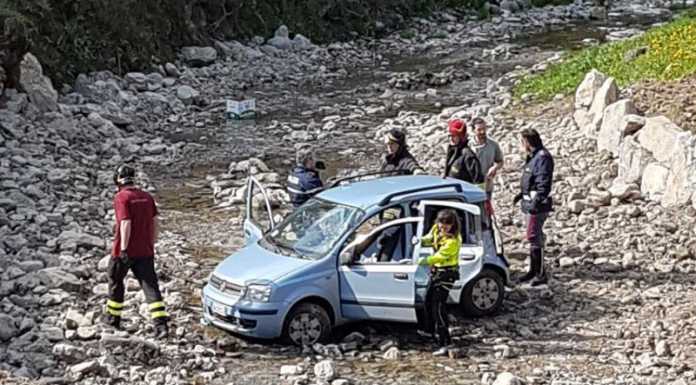 48enne esce di strada con l’auto e finisce nel torrente