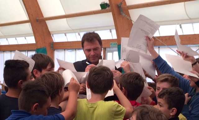 Gli alunni di Abbadia e Mandello a tu per tu con Antonio Rossi