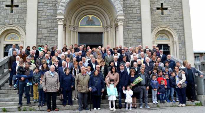 Coppie in festa a Mandello. Il parroco: “Non ascoltate le voci di egoismo”
