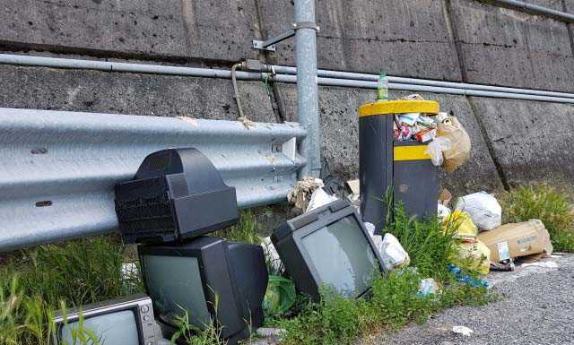 SS36 emergenza rifiuti: non ci siamo! Piazzole di nuovo invase dall’immondizia