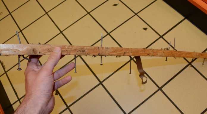 Un bastone di chiodi sotto l’auto al parcheggio del supermercato