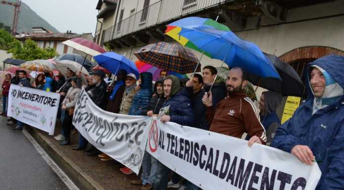 Valmadrera, la pioggia non ferma il 2° corteo contro l’inceneritore