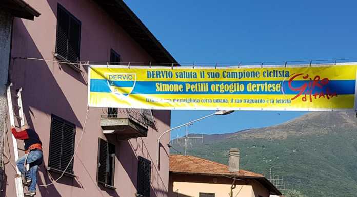 Passa il giro nel lecchese, A Dervio spunta uno striscione dedicato a Simone Petilli