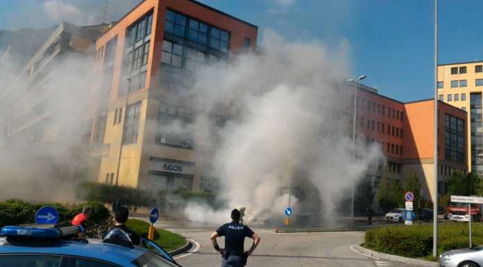 Un furgone prende fuoco in via Balicco: salvo il conducente