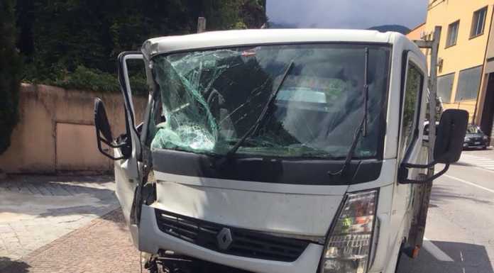 Abbadia: furgone esce di strada si schianta contro le auto in sosta