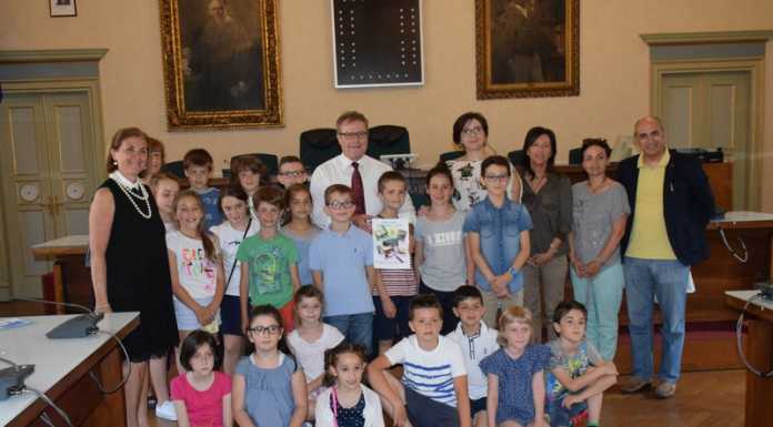 Malnago, gli alunni preparano una guida turistica e la donano al Comune