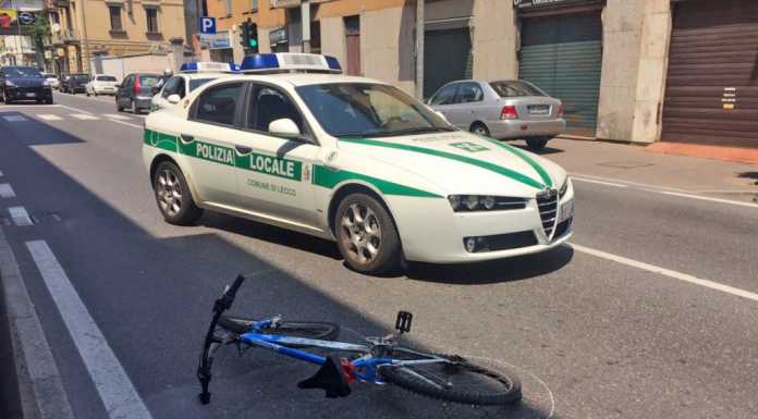 Automobilista investe ciclista e scappa, poi torna. Positivo all’alcotest