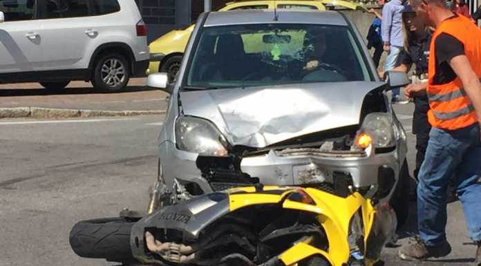 Scontro auto moto in Corso Promessi Sposi, ferito un centauro