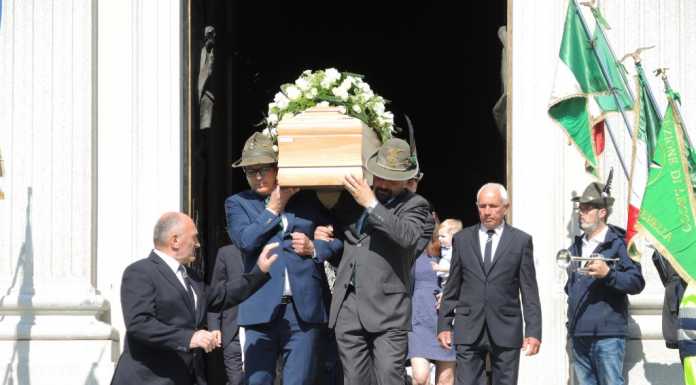 “Lascialo andare per le tue montagne”. L’addio degli Alpini a Luigi