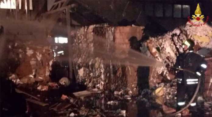 Padova, una cartiera distrutta dalle fiamme.