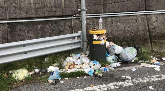 Rifiuti sulla SS36, Anas: “Noi puliamo, ma il compito è dei Comuni”