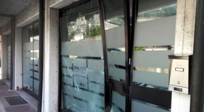 Manovra sbagliata mentre parcheggia e sfonda la vetrata del Synlab