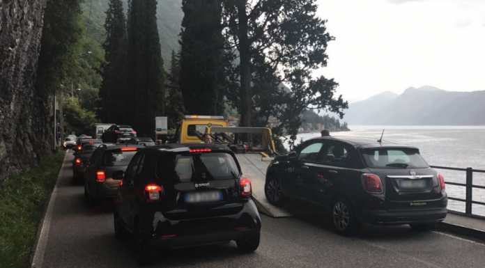Anarchia parcheggi a Varenna, intervengono i carroattrezzi