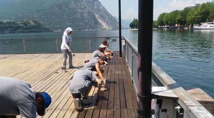 Living Land, i ragazzi riverniciano la piattaforma galleggiante