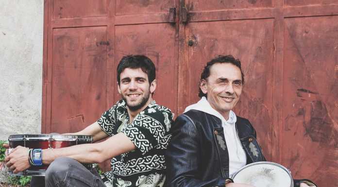 Due batteristi e un corpo di ballo per un spettacolo in piazza