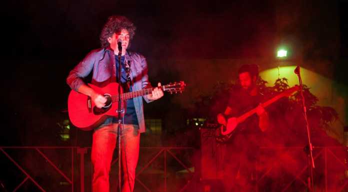 Pienone in piazza per il concerto di Fracassa a Civate