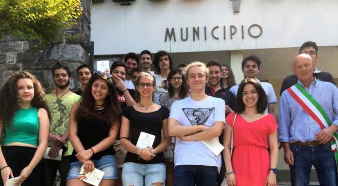 Lierna. Ai diciottenni la Costituzione: “Non trascurate il diritto di voto”