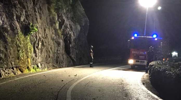 Cadono sassi, chiusa al traffico la Provinciale 72 a Mandello (FOTO)