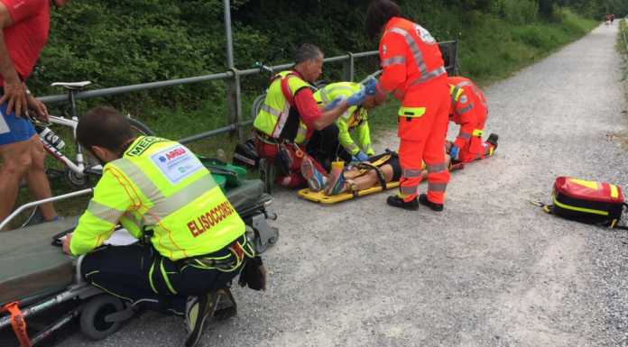 Olginate. Brutta caduta in bici, 59 ferita. Interviene anche l’elisoccorso