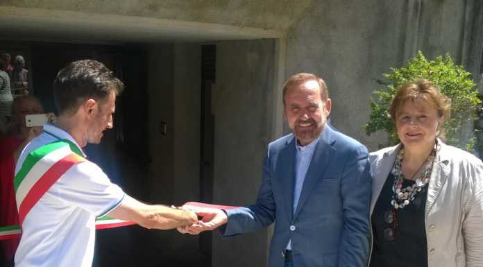 Varenna, inaugurato il defibrillatore. Il sindaco: “Grazie alla vita”