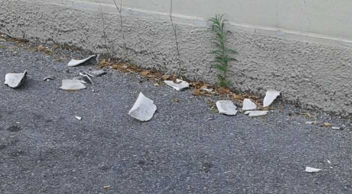 Leuci e il tetto in amianto, ora cadono pezzi di eternit in strada
