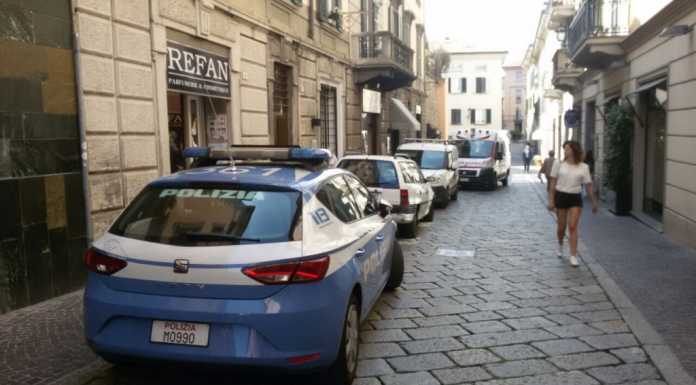 Aggressione in via Mascari: in gruppo picchiano un 22enne