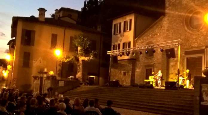 Il tributo a Lucio Battisti ha inaugurato l’estate varennese