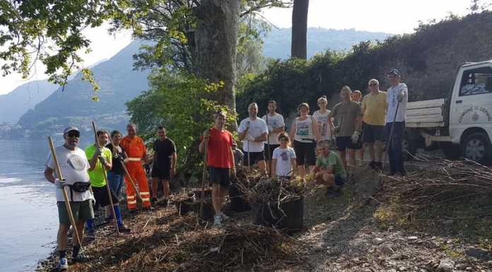 Dervio. Volontari al lavoro per ripulire dai detriti la spiaggia della Foppa