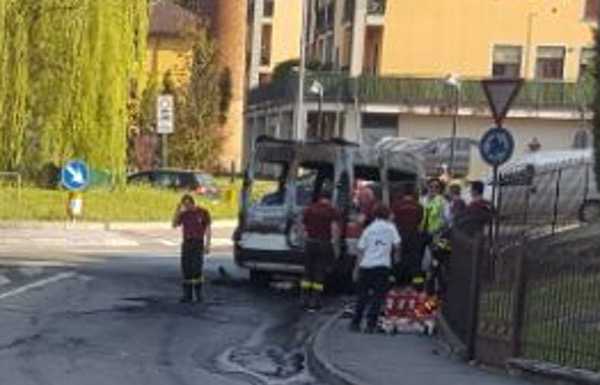 A fuoco un’ambulanza, momenti di apprensione a Brivio