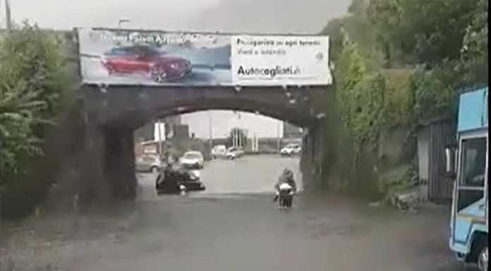 VIDEO – Eroe per caso salva la bimba dall’auto rimasta sotto il ponte allagato