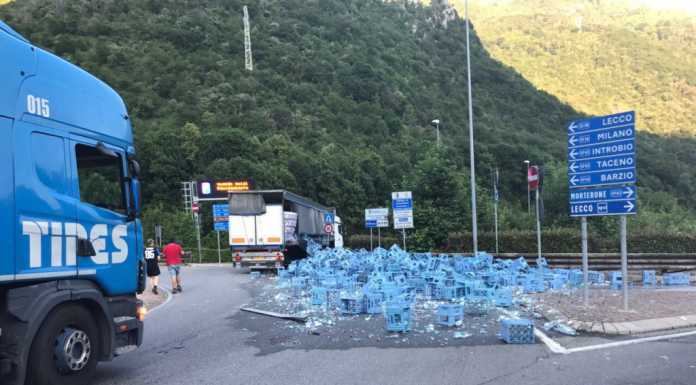 Ballabio, camion perde il carico di casse d’acqua