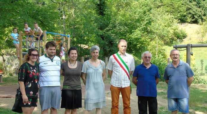 Carenno: un nuovo gioco per i bimbi al parco, costituzioni ai 18enni