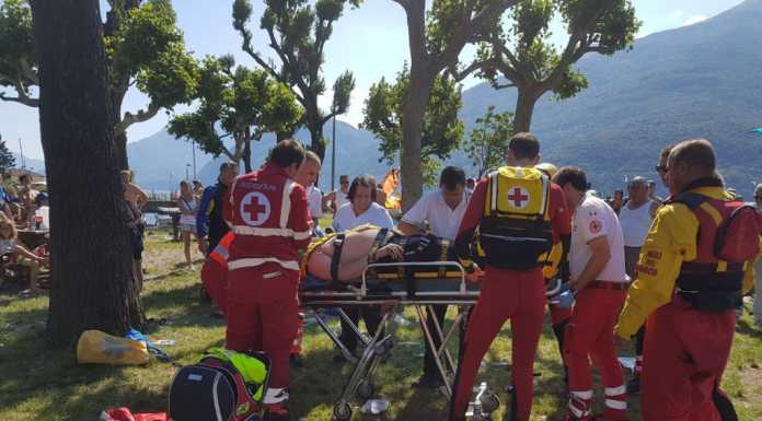 Paura a Dervio: il catamarano si ribalta, grave un 42enne