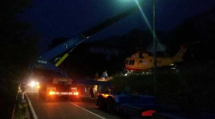 Atterraggio sfortunato, l’elicottero non può volare: recuperato con una gru