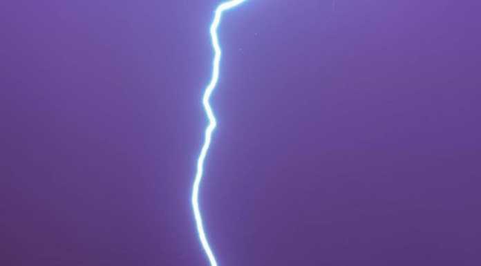 Il fulmine cade nel Lago di Pusiano, la fotografia è virale