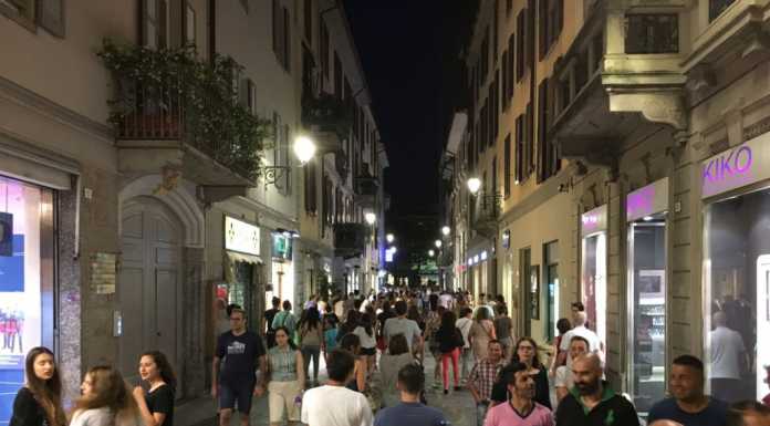 Lo shopping serale affolla il centro: tanta gente e primi acquisti