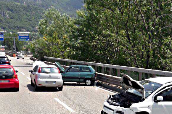 Scontro tra 3 veicoli sul Ponte Manzoni. Pausa pranzo in coda sulla SS36