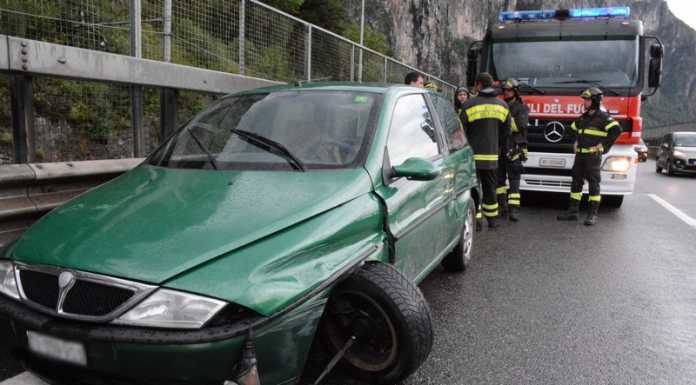 Prende una pozza d’acqua e si schianta contro il guard rail, illeso