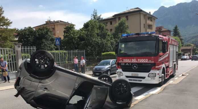 Lecco, ribaltamento in via Monsignor Polvara, in due al PS